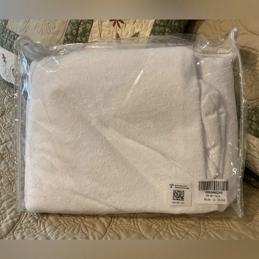 NEW WITH TAGS ZAMAT PREMIUM TWIN MATTRESS PROTECTOR